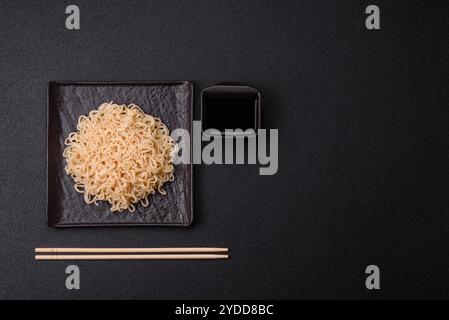 Reisnudeln mit Pilzen, Gemüse, Gewürzen und Kräutern Stockfoto