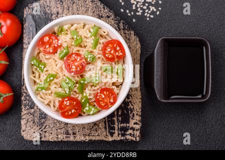 Reisnudeln mit Pilzen, Gemüse, Gewürzen und Kräutern Stockfoto