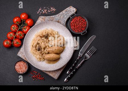 Fisch- oder Fleischquenelles mit Gemüse, Salz und Gewürzen in Pilzsauce Stockfoto