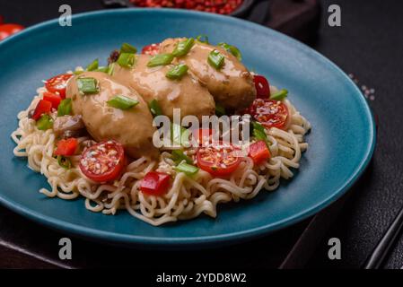 Fisch- oder Fleischquenelles mit Gemüse, Salz und Gewürzen in Pilzsauce Stockfoto