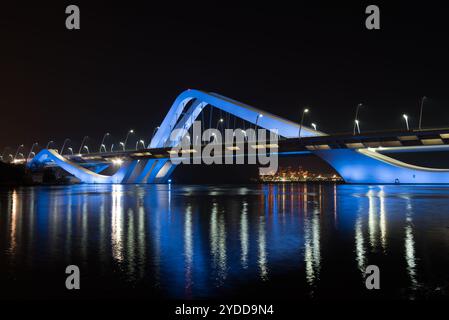 Scheich-Zayed-Brücke bei Nacht, Abu Dhabi, VAE Stockfoto