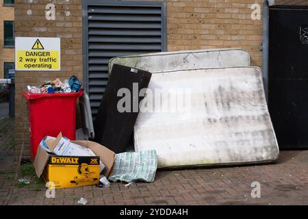 Slough, Berkshire, Großbritannien. Oktober 2024. Müll und Müll fliegen auf Gehwegen an der Slough High Street in Berkshire. Ratten werden regelmäßig um die Slough High Street herum gesehen, da die Bewohner regelmäßig Fliegenkippen. Kredit: Maureen McLean/Alamy Stockfoto