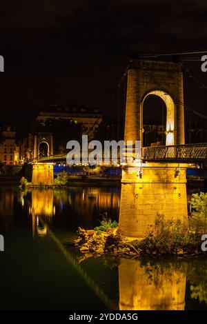 Brücke über den Fluss Rhone in Lyon, Frankreich bei Nacht Stockfoto