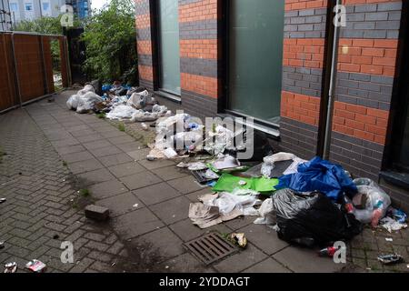 Slough, Berkshire, Großbritannien. Oktober 2024. Müll und Müll fliegen auf Gehwegen an der Slough High Street in Berkshire. Ratten werden regelmäßig um die Slough High Street herum gesehen, da die Bewohner regelmäßig Fliegenkippen. Kredit: Maureen McLean/Alamy Stockfoto