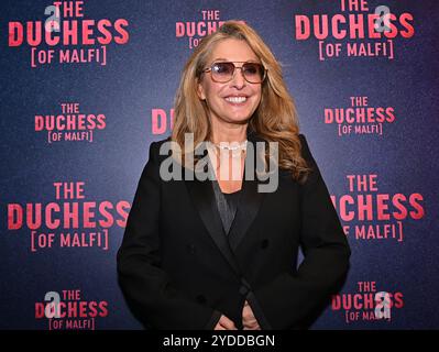 Prominente kommen zur Eröffnungsshow der Duchess im Londoner Trafalgar Theatre Stockfoto