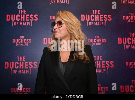 Prominente kommen zur Eröffnungsshow der Duchess im Londoner Trafalgar Theatre Stockfoto