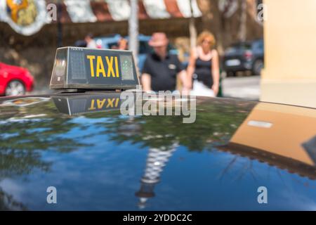 Taxidetails mit Gebäudereflexionen Stockfoto