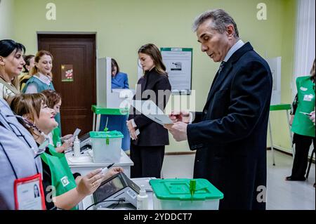 Tiflis, Georgien. Oktober 2024. Bidzina Ivanishvili am Wahllokal. Georgien lebt in den wichtigsten Wahlen in der Geschichte des Landes. Das Parlament ist in pro-russische und pro-europäische Parteien unterteilt. Die pro-russische Partei, Georgian Dream, verliert zwar die Stimmen, ist aber nach wie vor die mächtigste Partei im ganzen Land. Die anderen wichtigsten Parteien sind alle proeuropäisch, aber sie sind gespalten. Quelle: SOPA Images Limited/Alamy Live News Stockfoto