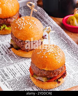 Mini-Burger mit Pommes frites auf Holztablett Stockfoto