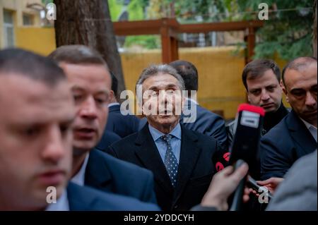 Tiflis, Georgien. Oktober 2024. Bidzina Ivanishvili gibt nach der Abstimmung eine Presseerklärung ab. Georgien lebt in den wichtigsten Wahlen in der Geschichte des Landes. Das Parlament ist in pro-russische und pro-europäische Parteien unterteilt. Die pro-russische Partei, Georgian Dream, verliert zwar die Stimmen, ist aber nach wie vor die mächtigste Partei im ganzen Land. Die anderen wichtigsten Parteien sind alle proeuropäisch, aber sie sind gespalten. Quelle: SOPA Images Limited/Alamy Live News Stockfoto