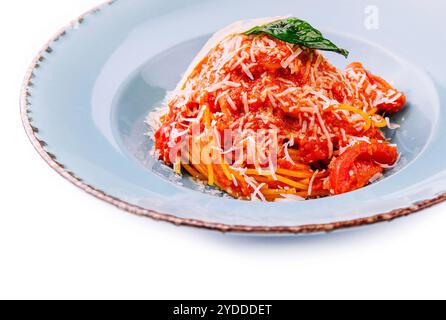 Spaghettipasta in Tomatensauce und Parmesankäse Stockfoto