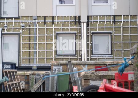 Slough, Berkshire, Großbritannien. Oktober 2024. Die Verkleidung wird von der Außenseite eines Wohnblocks in Slough entfernt. Kredit: Maureen McLean/Alamy Stockfoto