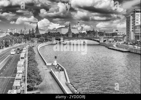 Malerische Luftaufnahme über Fluss Moskwa und den Kreml in Moskau, Zentralrussland Stockfoto