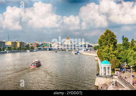 Malerische Luftaufnahme über der Moskwa aus Pushkinsky Fußgängerbrücke in Moskau, Zentralrussland Stockfoto