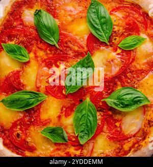 Margherita Pizza mit Basilikum aus nächster Nähe Stockfoto