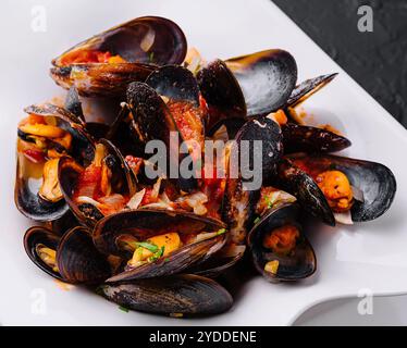 Muscheln in Tomatensauce in einer Schüssel Stockfoto