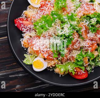 Salat mit Lachs, Salat, gekochten Eiern, Kirschtomaten und Parmesankäse Stockfoto