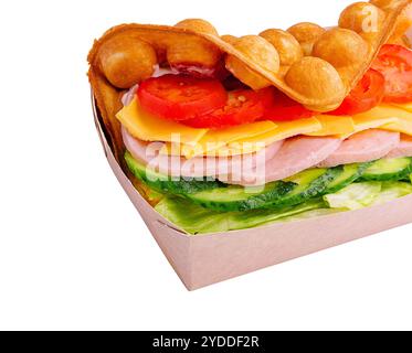 Belgische Waffeln mit Schinken, Käse und Salat auf Box Stockfoto