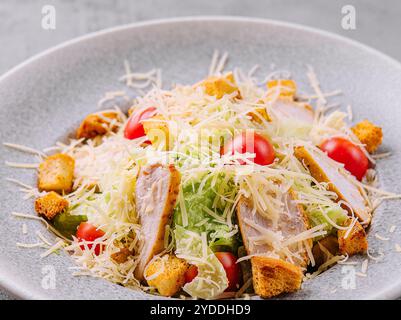 Caesar Salat mit gegrilltem Huhn Stockfoto