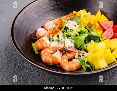 Salat mit Meeresfrüchten in Keramikschale mit Blick von oben Stockfoto