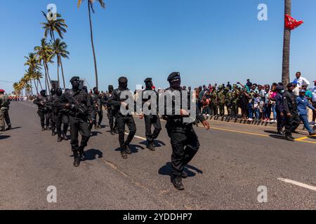 Polizeieinheit Mosambique Republic GOE (Special Operations Group) in voller schwarzer taktischer Ausrüstung, bewaffnet mit Maschinengewehren Stockfoto