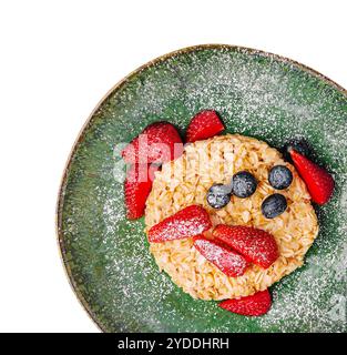 Leckerer Haferbrei mit Heidelbeeren und Erdbeeren Stockfoto