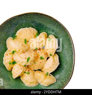 Knödel mit Hüttenkäse auf einer grünen Platte isoliert Stockfoto