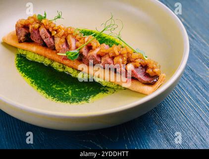 Pfannkuchen mit Pesto-Sauce, Schinken und Zwiebeln Stockfoto