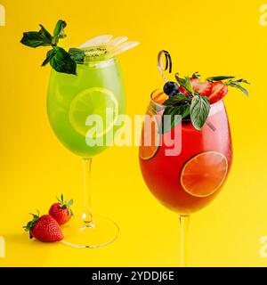 Cocktails mit frischen Erdbeeren, Kiwi und Zitronen Stockfoto