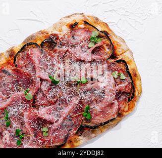 Rechteckige Pizza mit Auberginen und Schinken Stockfoto