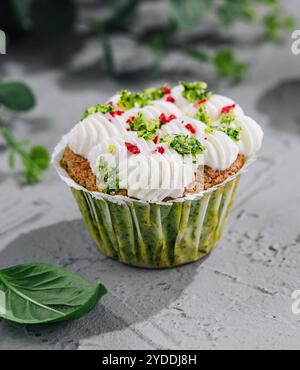 Snack-Muffins mit Spinat und Schlagsahne Stockfoto