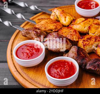 Metallspieße mit köstlichem Fleisch und Ketchup-Sauce Stockfoto