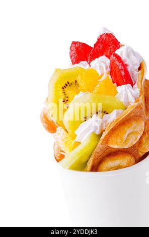 Bubble Waffel mit Kiwi und Schlagsahne Erdbeere Stockfoto