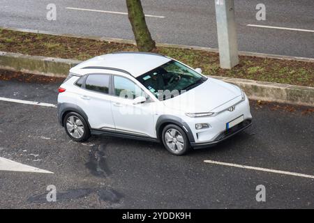 White hyundai kona Elektrofahren auf der Straße Stockfoto