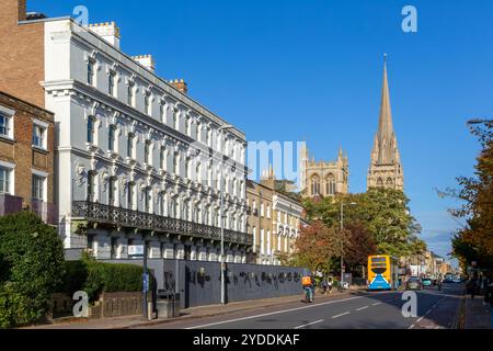 Verkehr auf der Hills Road Blick zur römisch-katholischen Kirche, Cambridge, Cambridgeshire, England, Großbritannien - denkmalgeschützte Gebäude 12 bis 18 Hills Road auf der linken Seite Stockfoto