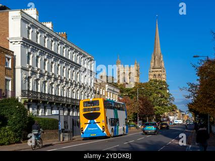 Verkehr auf der Hills Road Blick zur römisch-katholischen Kirche, Cambridge, Cambridgeshire, England, Großbritannien - denkmalgeschützte Gebäude 12 bis 18 Hills Road auf der linken Seite Stockfoto