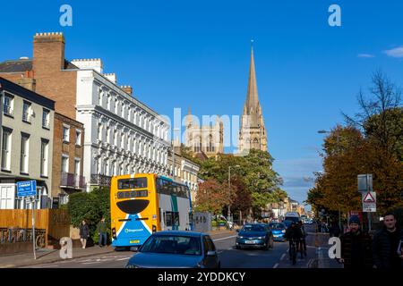 Verkehr auf der Hills Road Blick zur römisch-katholischen Kirche, Cambridge, Cambridgeshire, England, Großbritannien - denkmalgeschützte Gebäude 12 bis 18 Hills Road auf der linken Seite Stockfoto