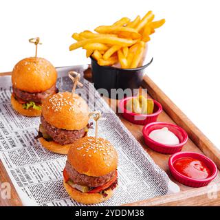 Mini-Burger mit Pommes frites auf Holztablett Stockfoto