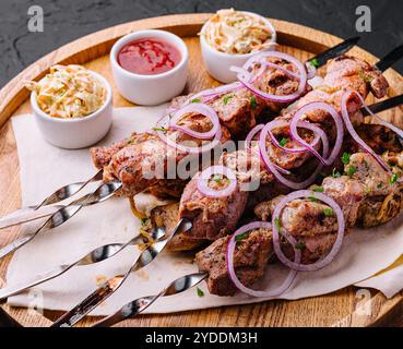 Kebabs vom Schweinefleisch auf Spießen auf Holzbrett Stockfoto
