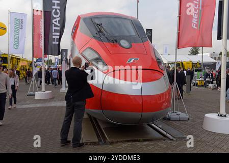 Besucher sehen einen neuen Hochgeschwindigkeitszug Hitachi Frecciarossa 1000 nach Trenitalia auf der Weltausstellung Innotrans, Berlin, September 2024 Stockfoto