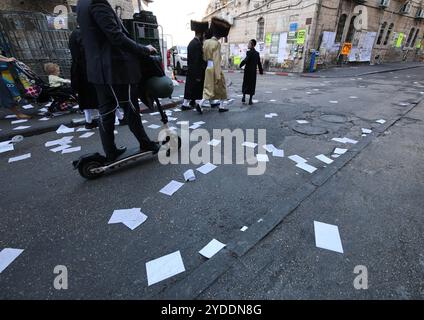 Flugblätter sind am 20. Oktober 2024 auf den Straßen des Stadtteils MEA She’arim in Jerusalem, Israel, verstreut. Foto: Raquel G. Frohlich. Stockfoto