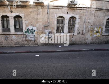 Am 20. Oktober 2024 wurden in MEA She’arim in Jerusalem, Israel, Umrisse palästinensischer Flaggen an den Wänden gemalt. Foto: Raquel G. Frohlich. Stockfoto