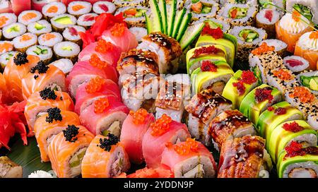 Großes Sushi-Set Nahaufnahme Hintergrund Stockfoto