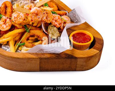 Frittierte Meeresfrüchte auf Holztablett Stockfoto