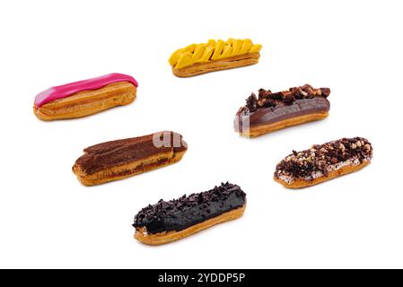 Verschiedene köstliche französische Eclairs auf weißem Hintergrund Stockfoto