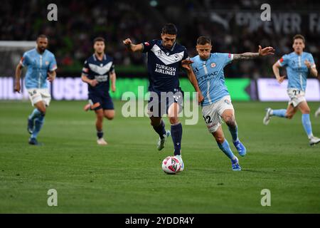 MELBOURNE, AUSTRALIEN. Oktober 2024. Im Bild: Melbourne Victory Stürmer Nikos Vergos (links) wird vom argentinischen Mittelfeldspieler Melbourne City Germán Ferreyra (rechts) während der zweiten Runde der ISUZU Australian A-League, Melbourne City gegen Melbourne Victory im AAMI Park von Melbourne angegriffen. Quelle: Karl Phillipson / Alamy Live News Stockfoto