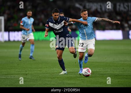 MELBOURNE, AUSTRALIEN. Oktober 2024. Im Bild: Melbourne Victory Stürmer Nikos Vergos (links) bekämpft den argentinischen Mittelfeldspieler Melbourne City Germán Ferreyra (22) während der zweiten Runde der ISUZU Australian A-League, Melbourne City gegen Melbourne Victory im AAMI Park. Quelle: Karl Phillipson / Alamy Live News Stockfoto