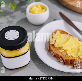 Brot und geschmolzene Butter zum Frühstück Stockfoto