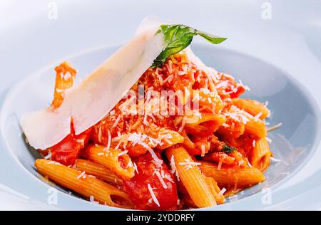 Pasta nach italienischer Art mit Tomatensoße und Parmesan Stockfoto