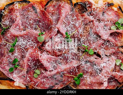 Rechteckige Pizza mit Auberginen und Schinken Stockfoto